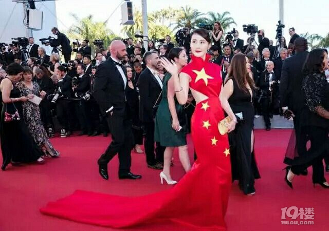 网红直播唱了首歌,结果被封禁!网友:没文