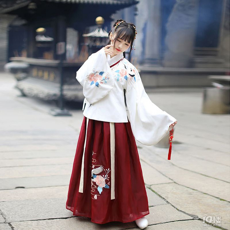 青影風(fēng)尚古裝小課堂 — 襖裙,凸顯女性美貌與氣質(zhì)的古裝服飾