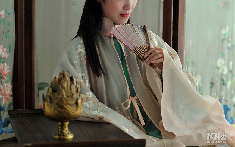 青影風(fēng)尚古裝小課堂 — 褙子和披風(fēng)的“前世姻緣”
