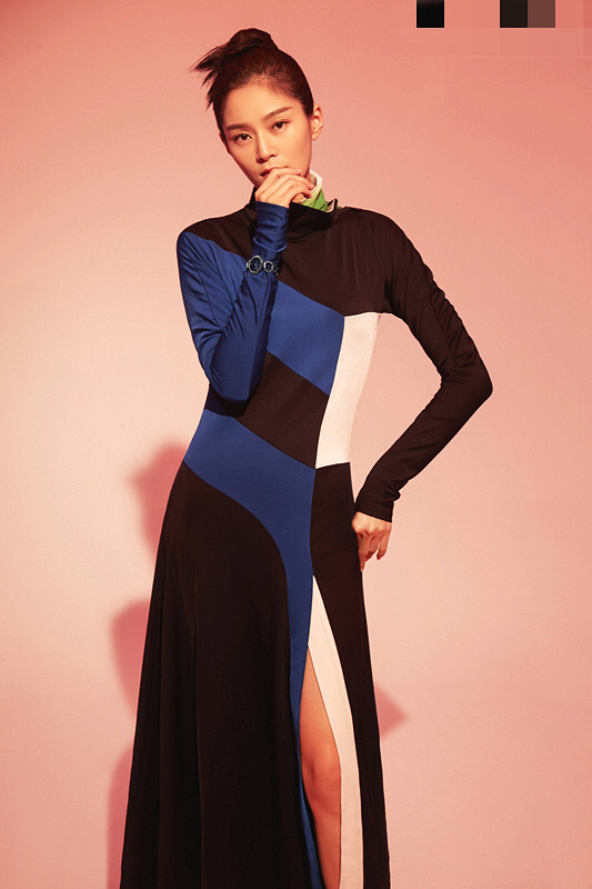 王媛可早秋大片眼神超有戏 裹身裙裹出满满时