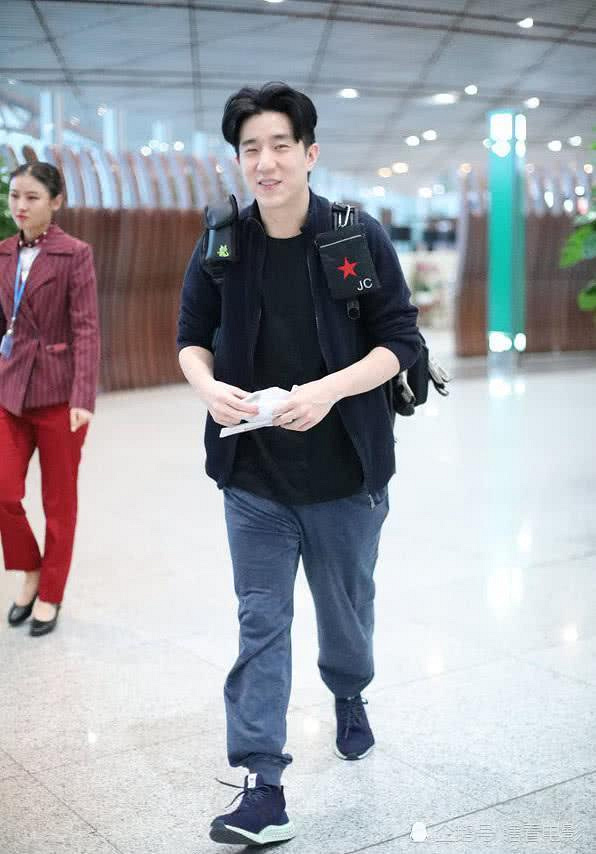 35岁房祖名近照,容颜大变越来越像成龙,这鼻子是认真的嘛