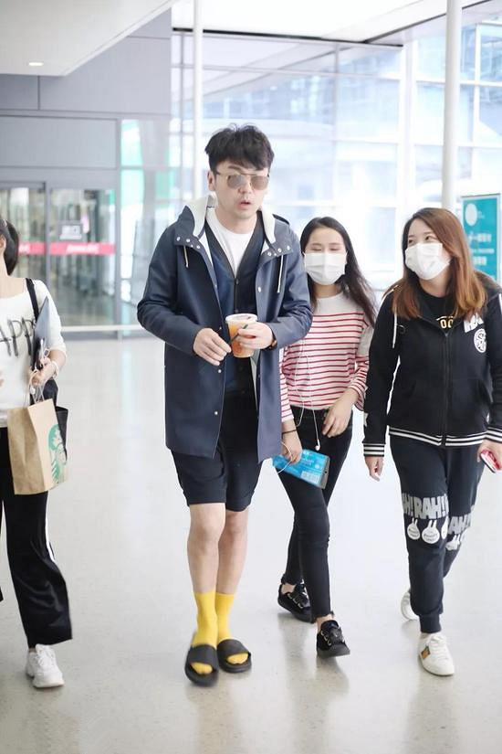 雷佳音的全身简直可以单独出道了,这一次他的"背沟"让人惊艳!