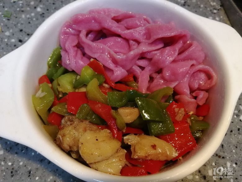 第一次做彩色手擀面,颇受大小情人欢喜.