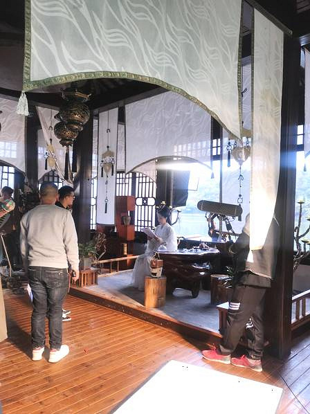 高云翔风波后董璇现身横店片场 古装戏服白衣飘飘