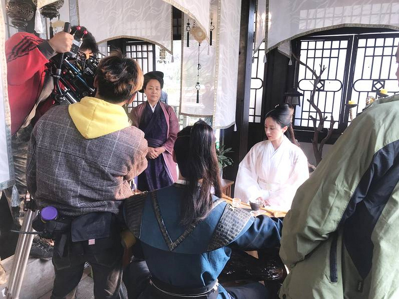 高云翔风波后董璇现身横店片场 古装戏服白衣飘飘