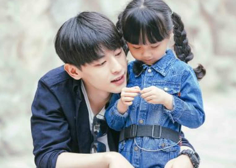 邓伦的家庭背景曝光,比富二代还厉害?网友:我们的男神太低调