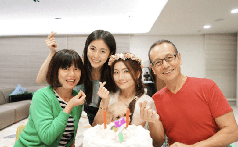 she再度合体同框!ella为selina庆生 全家福超温馨