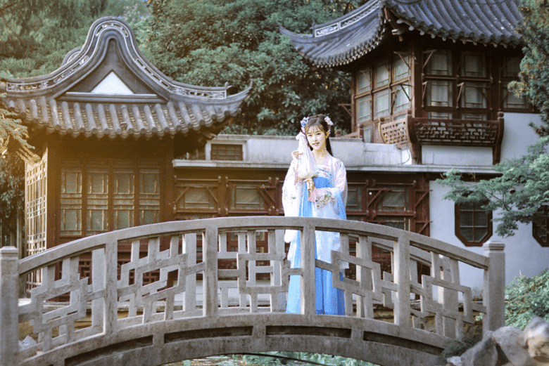 她因天生凤命逃脱灭门,却在夫君登基后被下旨