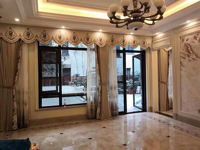 墙纸和窗帘的搭配