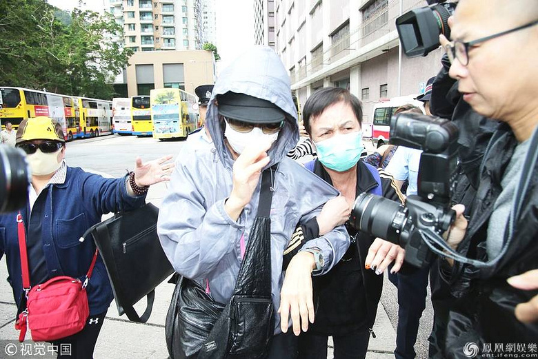 蓝洁瑛姐姐抵达殓房认尸 帽子口罩遮面包裹严实