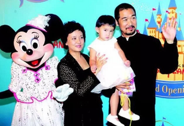 61岁邓婕近照,女儿隐藏了整整10年,网友:越来越像张国