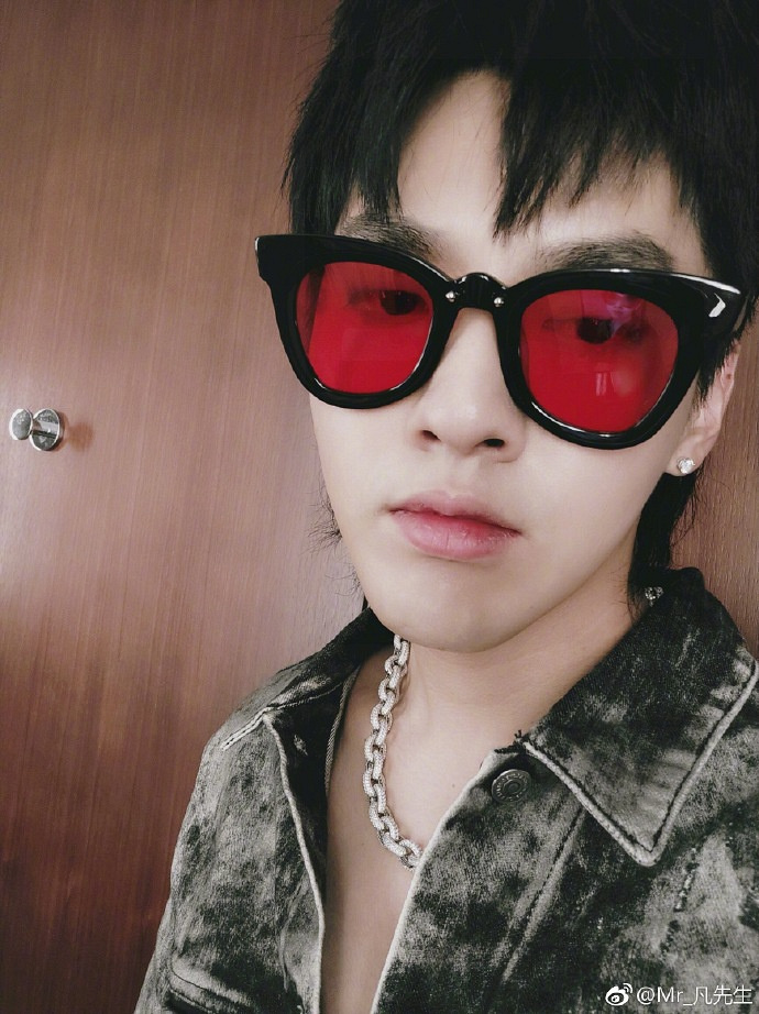 吴亦凡ins更新照片吓到网友:几天没洗头了?