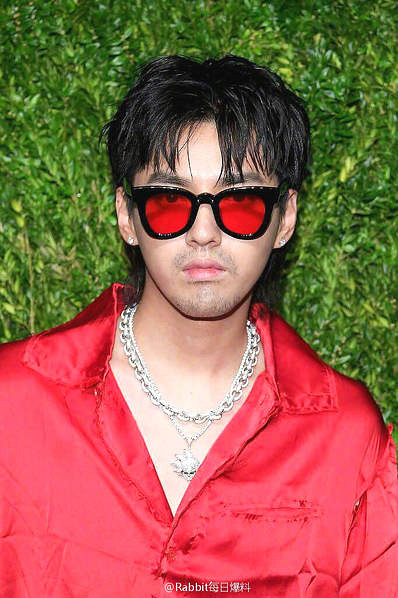 吴亦凡胡子红衬衫墨镜造型撞脸qq秀