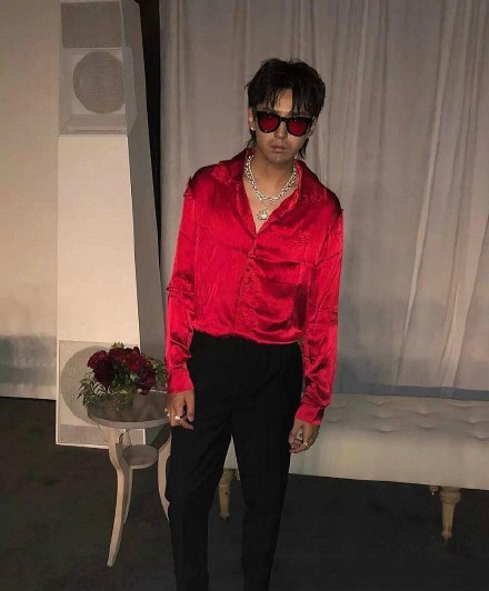 吴亦凡胡子红衬衫墨镜造型撞脸qq秀