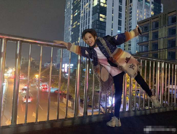 赵薇卸下包袱天桥摆pose,姿势放飞少女感十足