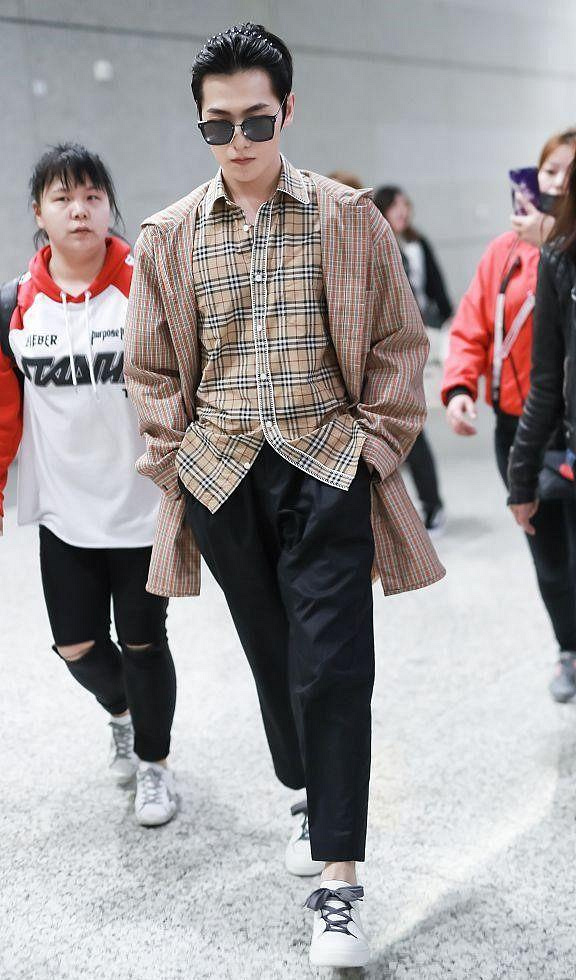 周一围这次的大背头让人引起不适,网友:能从他头上刮出3斤油来