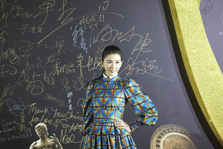 2018金鸡百花闭幕:吴京陈瑾封帝后 成龙单膝跪地