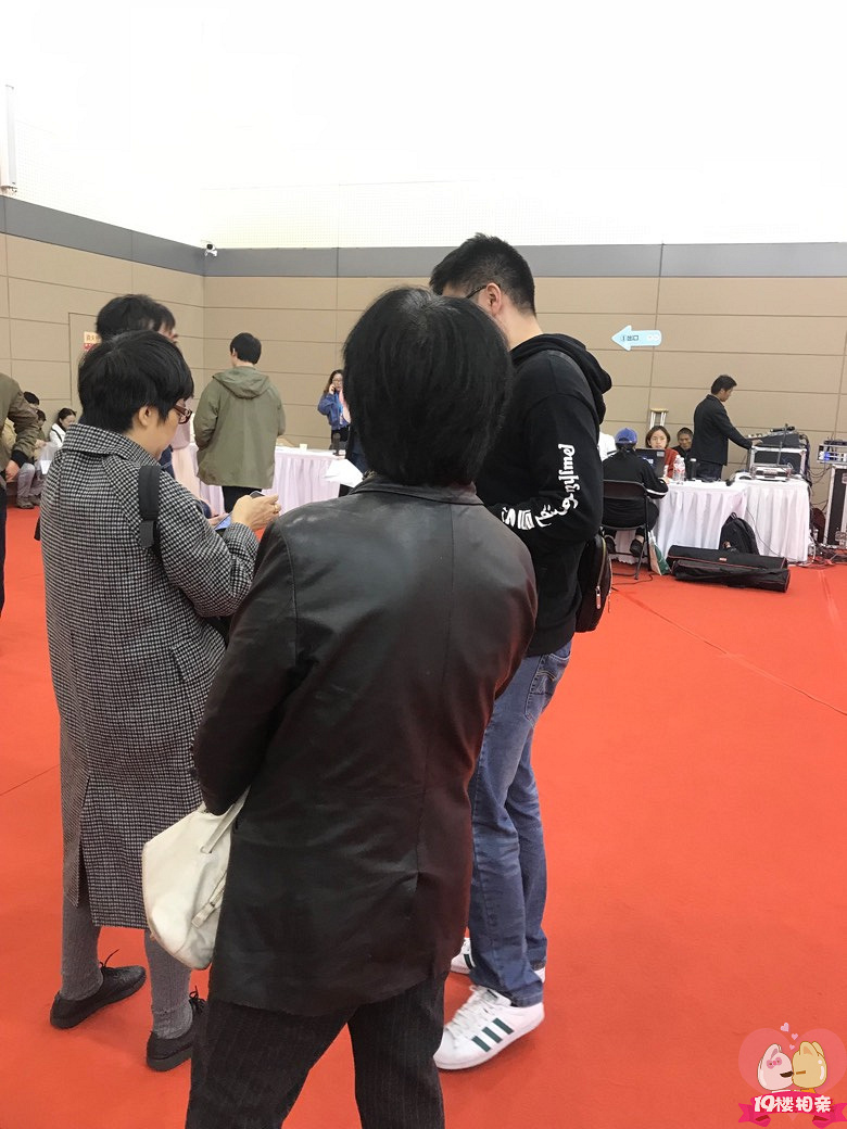 男生唱完,立刻有妈妈过来递资料了