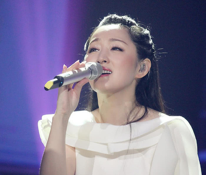 凭一首歌火了30年的"甜歌皇后",51岁带女儿嫁小24岁老