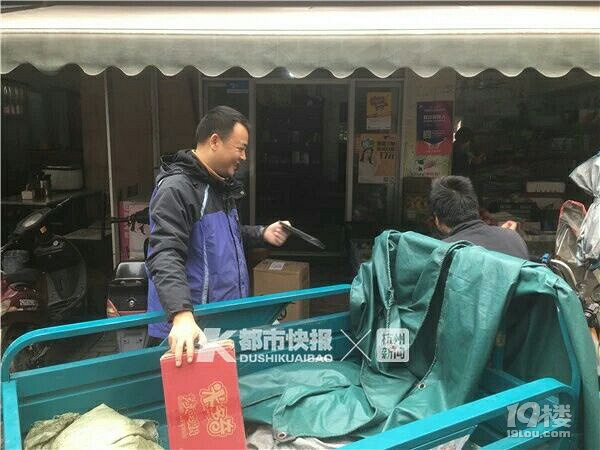 昨天半夜12點回家,快遞小哥還在派件!臨時工10來天賺上萬元