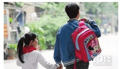 二年级小学生的书包有十几斤重?