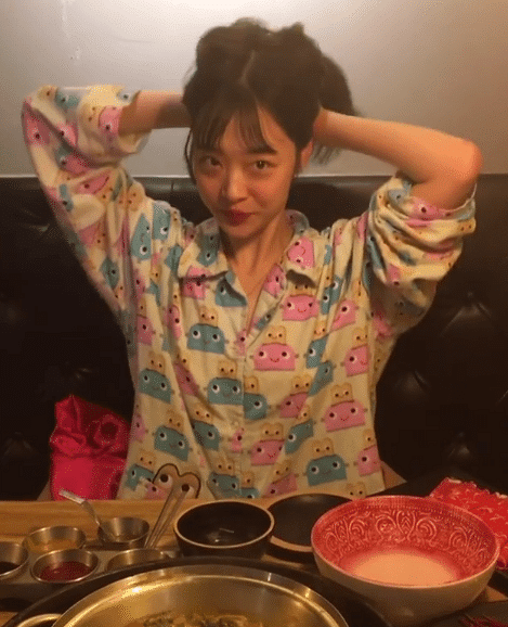 崔雪莉穿睡衣直播吃火锅 嘟嘴卖萌甜笑不断惹人怜