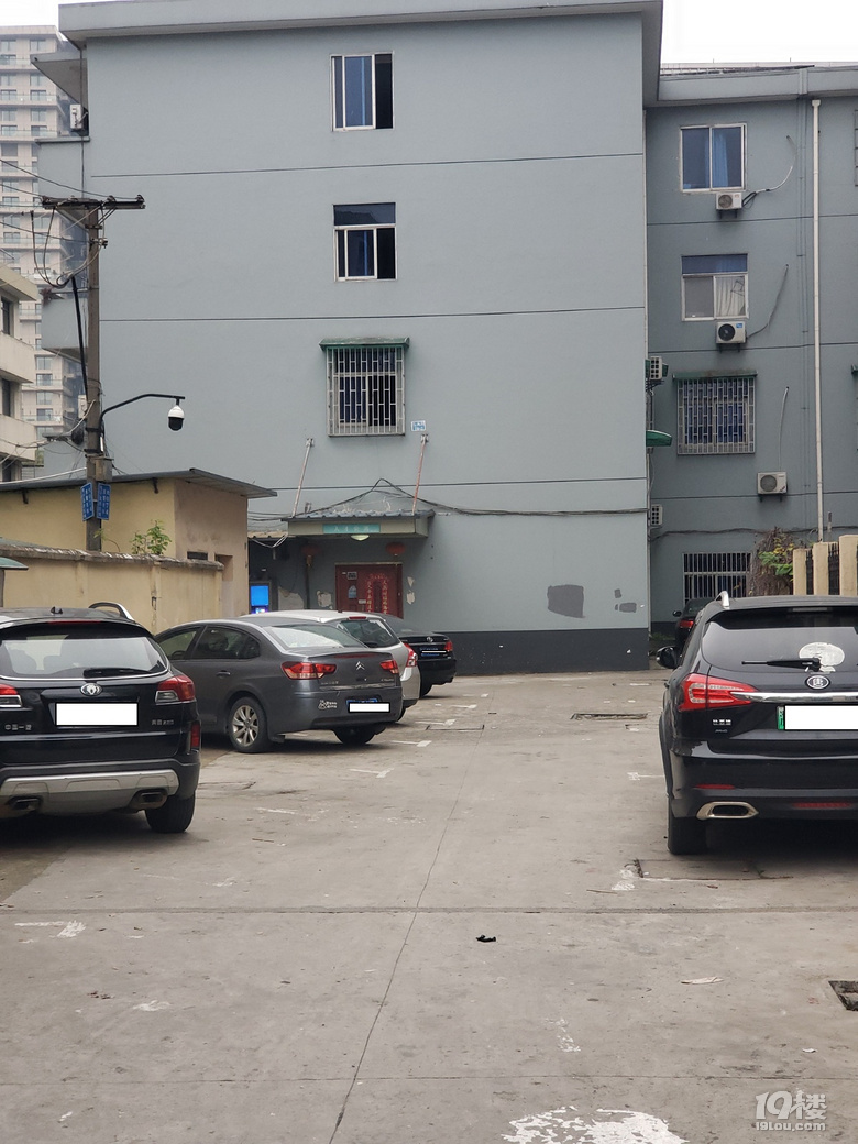 杭州现在的盗车贼都如此猖獗了?监控下盗车,防人之心不可无。