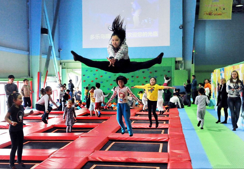 杭州室内拓展丨室内团建活动丨多乐岛室内蹦床