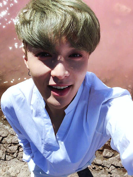 张艺兴海边自拍金发耀眼 阳光下咬唇微笑帅气有型