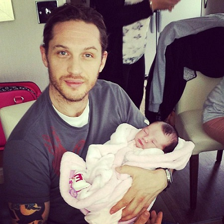 汤姆·哈迪加入父愁者联盟,但绝不晒娃的他才