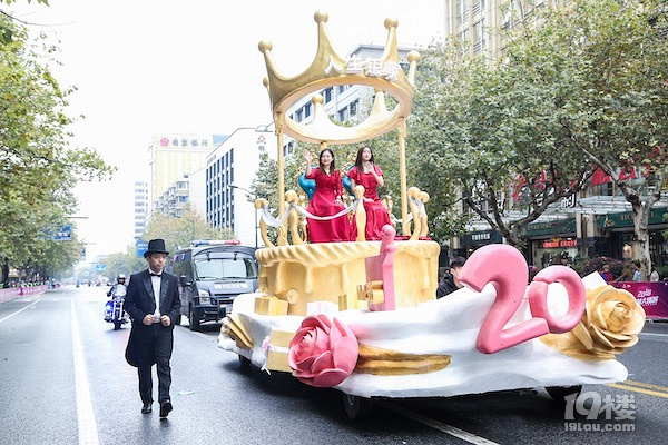 银泰20周年庆举办大巡游 杭州商业多了一张新名片