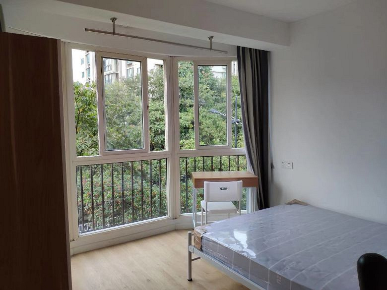 城西银泰附近拱苑小区附近单间，大飘窗 可月付 民用水电