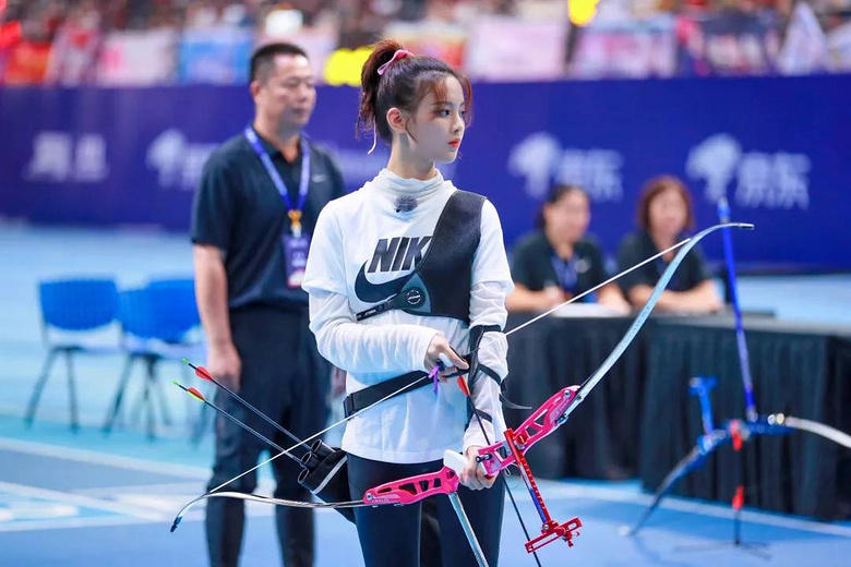 杨超越闭眼射箭中9环,锦鲤再附体!明星运动会的梗不要太多了