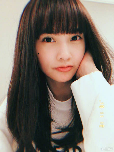 杨丞琳晒齐刘海造型自拍 可爱卖萌如回十八岁