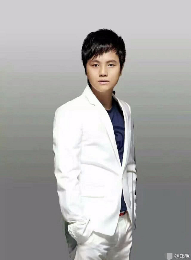 36岁郑源现身商演,变胖,发福,脸变圆,网友:还以为是刀郎