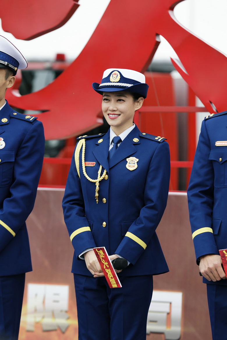 谭卓黄晓明演绎消防夫妇 《烈火英雄》致敬最美逆行者