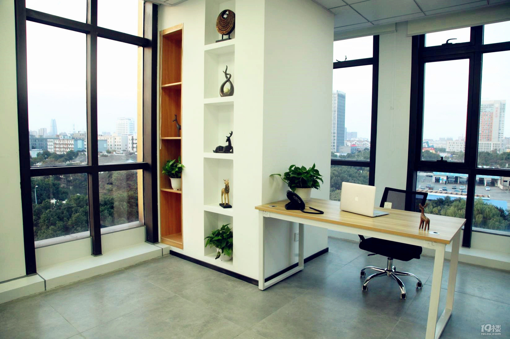 房东出租独立靠窗带经理财务办公室,跨境电商联合办公