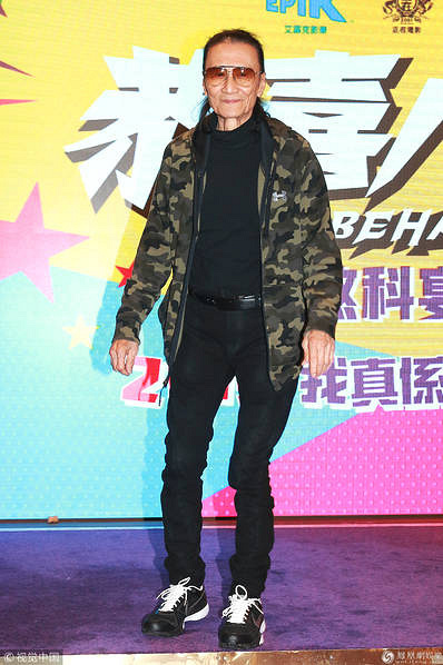 梁咏琪出席电影杀青宴 谢贤嬉笑自曝息影退出