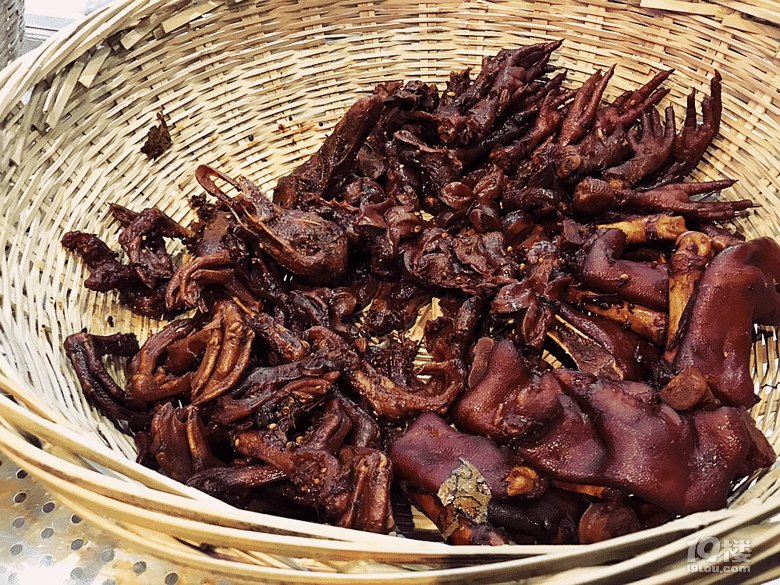 #角落里的美食#為了他家新出鍋的鴨脖,我在冷風(fēng)中等了40分鐘