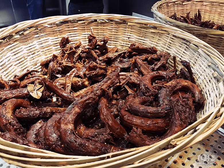 #角落里的美食#為了他家新出鍋的鴨脖,我在冷風(fēng)中等了40分鐘