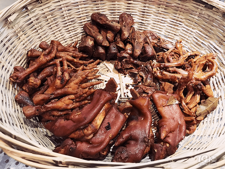 #角落里的美食#為了他家新出鍋的鴨脖,我在冷風(fēng)中等了40分鐘