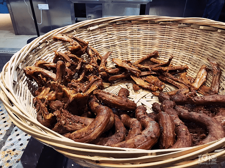 #角落里的美食#為了他家新出鍋的鴨脖,我在冷風(fēng)中等了40分鐘