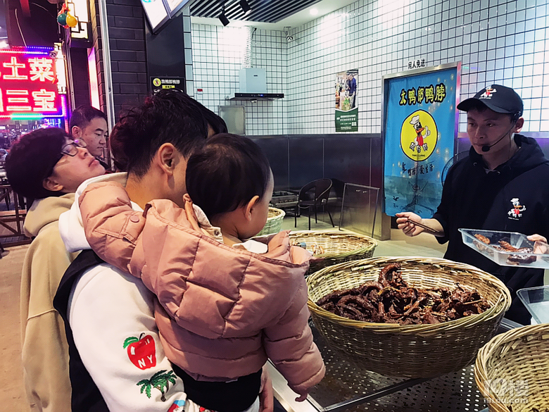 #角落里的美食#為了他家新出鍋的鴨脖,我在冷風(fēng)中等了40分鐘