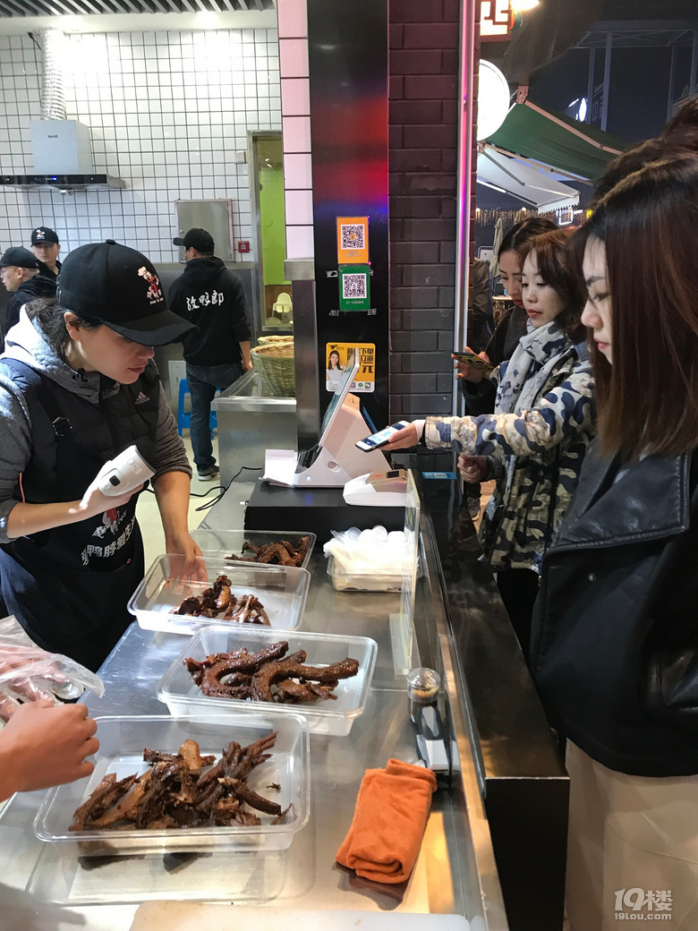 #角落里的美食#為了他家新出鍋的鴨脖,我在冷風(fēng)中等了40分鐘