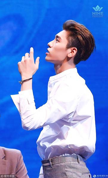 蔡徐坤专辑分享会耍帅 范丞丞变文青陈立农呆