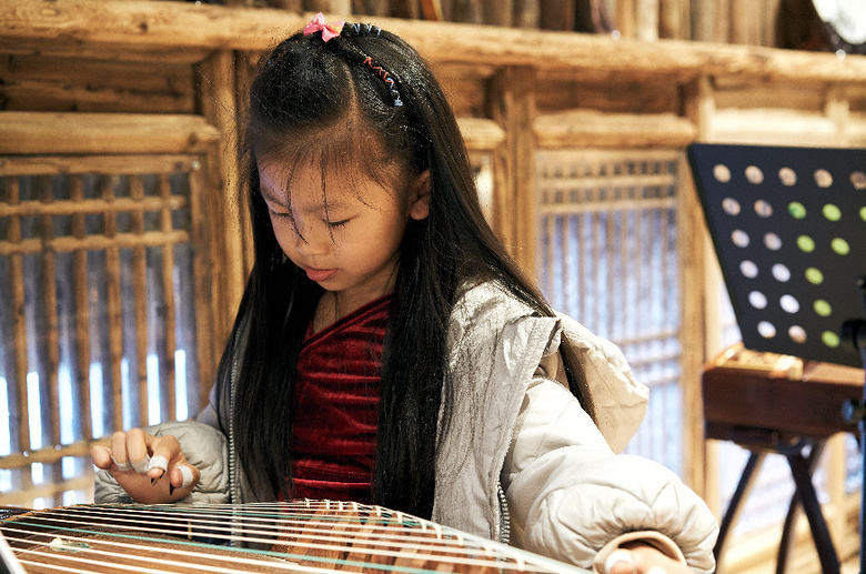 萧山一幼儿园小女孩爱上弹古筝短短三个月气质都变了