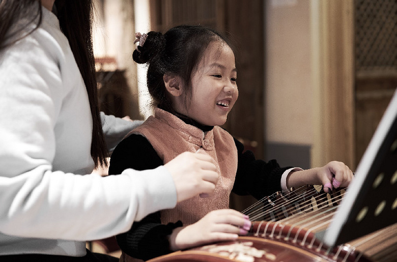 萧山一幼儿园小女孩爱上弹古筝短短三个月气质都变了