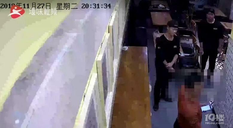 餐厅内突遭咸猪手！姑娘这波操作，网友怒赞
