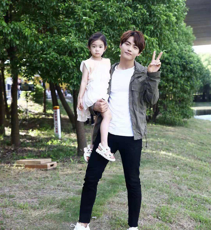 lucky和许嵩合影,被称为史上最小男神收割机!