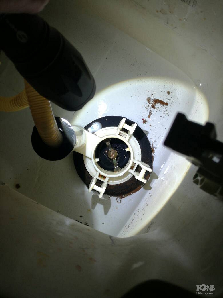 想更换马桶水箱排水阀,螺丝一字纹花了,拧不下